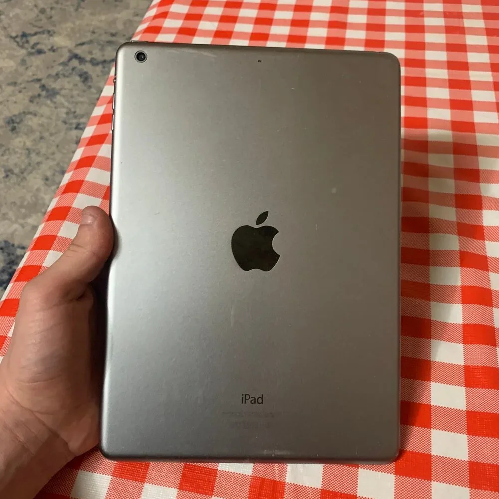 Apple iPad Air 1st Gen. (A1474) 32GB - Gray (Wi-Fi Only) 9.7
